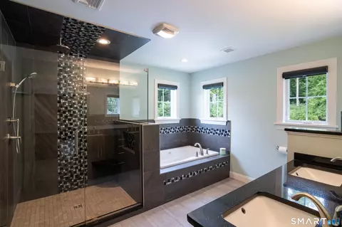 Bath - 50 Red Oak Dr, Killingly, CT 06239 photo 2 of 5