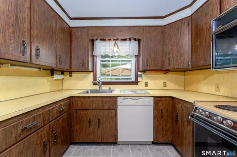 Kitchen - 4 Mohawk Dr, Wolcott, CT 06716 photo 3 of 3
