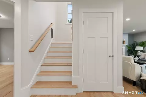 Entry Way - 9 Beechwood Dr, Sandy Hook, CT 06482 photo 2 of 5