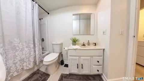 Bath - 92 Sterling Vlg #92, Meriden, CT 06450 photo 2 of 2