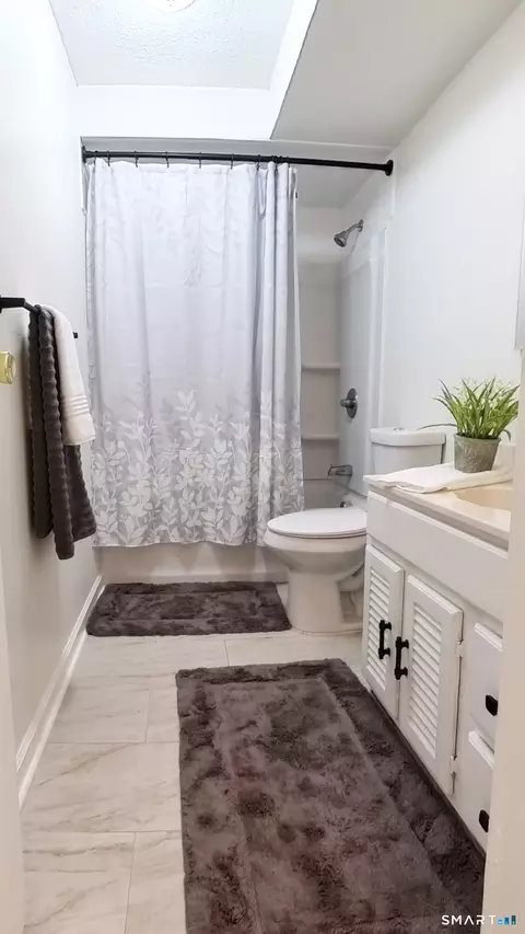Bath - 92 Sterling Vlg #92, Meriden, CT 06450 photo 1 of 2