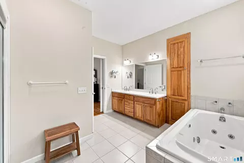 Bath - 4 Charles Ct #4, Suffield, CT 06078 photo 2 of 4