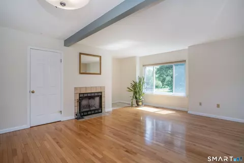 Living - 37 Reed Ct #37, Bloomfield, CT 06002 photo 4 of 6