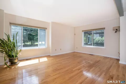 Living - 37 Reed Ct #37, Bloomfield, CT 06002 photo 5 of 6