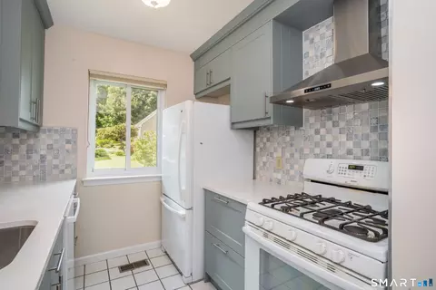 Kitchen - 37 Reed Ct #37, Bloomfield, CT 06002 photo 2 of 4