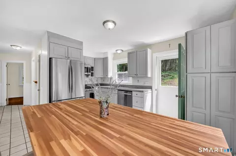 Kitchen - 425 Lakeside Rd, Lakeside, CT 06758 photo 3 of 4