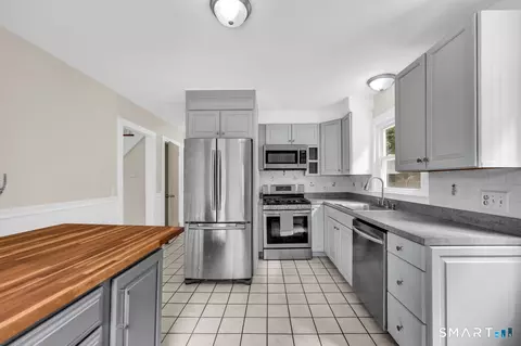 Kitchen - 425 Lakeside Rd, Lakeside, CT 06758 photo 1 of 4