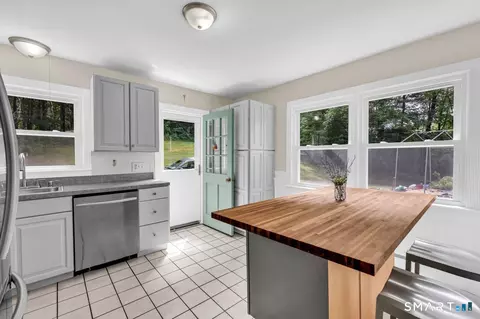 Kitchen - 425 Lakeside Rd, Lakeside, CT 06758 photo 4 of 4