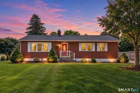 61 Wakeley St, Shelton, CT 06484