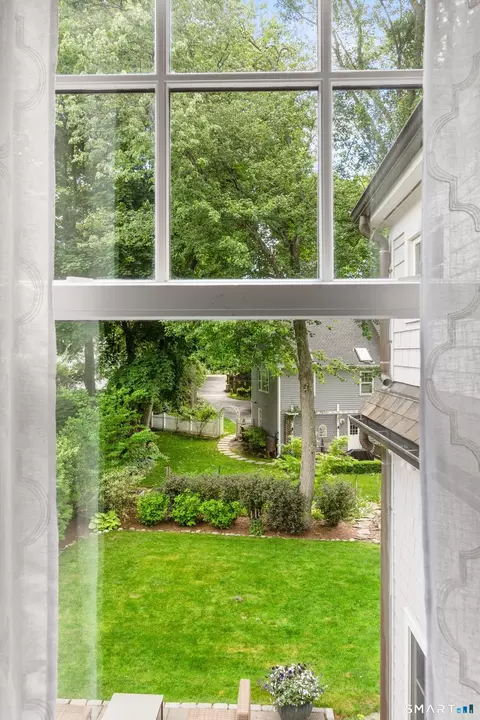 Exterior - 1644 Boston Post Rd, Darien, CT 06820 photo 4 of 5