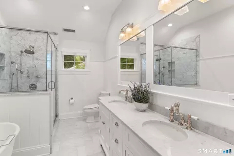 Bath - 1644 Boston Post Rd, Darien, CT 06820 photo 2 of 5