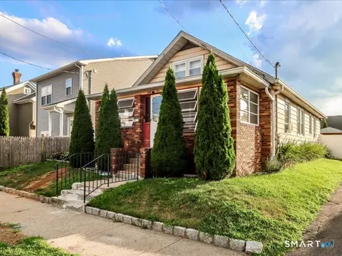 65 Fleet St, Bridgeport, CT 06606