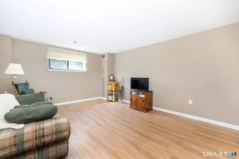 Living - 55 Putter Dr #55, Wallingford, CT 06492 photo 2 of 4