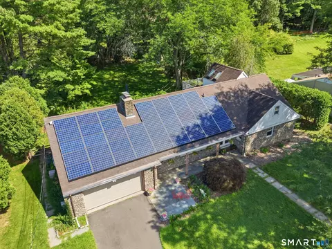 8 Fairwood Farms Dr, West Hartford, CT 06107