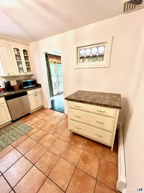 Kitchen - 6 Cherry Heights Ter, Sandy Hook, CT 06482 photo 4 of 4
