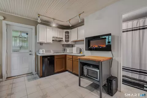 Kitchen - 55 Wig Hill Rd, Chester, CT 06412 photo 6 of 6