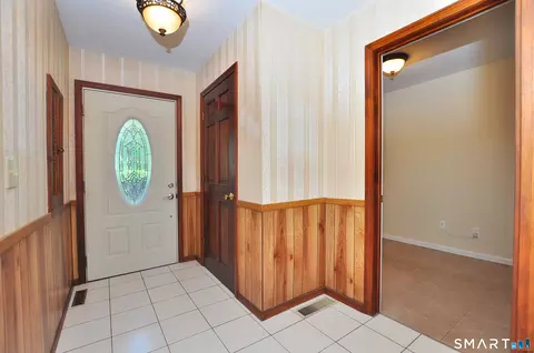 Entry Way - 27 Scott Rd, Prospect, CT 06712 photo 2 of 7