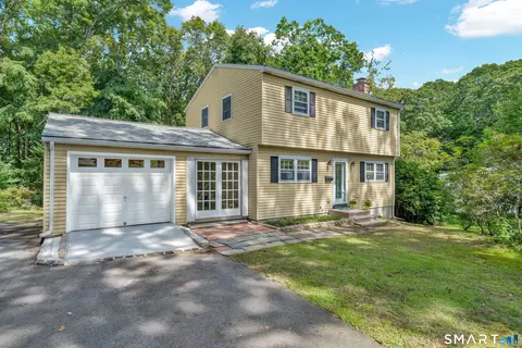 16 Overlook Dr, Waterford, CT 06385