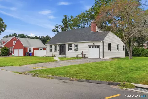 Exterior - 4 Wicklow St, Windsor Locks, CT 06096 photo 3 of 6