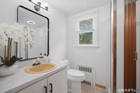 Bath - 4 Wicklow St, Windsor Locks, CT 06096 photo 5 of 5