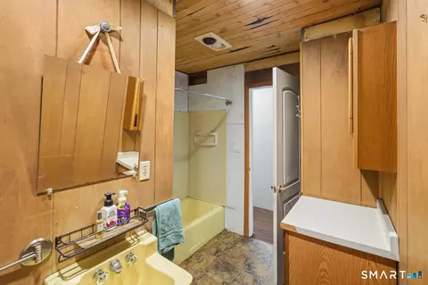 Bath - 110 Terwilleger Rd, Killingly, CT 06239 photo 1 of 3