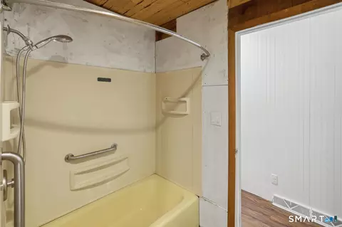 Bath - 110 Terwilleger Rd, Killingly, CT 06239 photo 2 of 3
