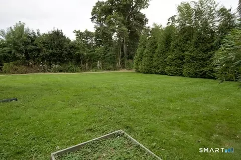 Exterior - 88 Vineyard Rd, Hamden, CT 06517 photo 4 of 5