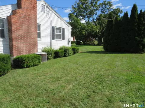Exterior - 562 Wells Rd, Wethersfield, CT 06109 photo 6 of 7