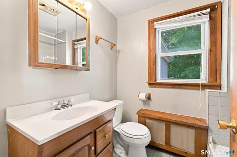 Bath - 14 Kellogg St, Windsor, CT 06095 photo 2 of 3