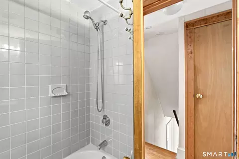 Bath - 14 Kellogg St, Windsor, CT 06095 photo 3 of 3