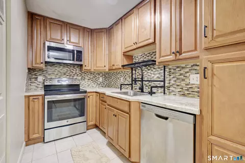 193 Oakland St #B, Manchester, CT 06042