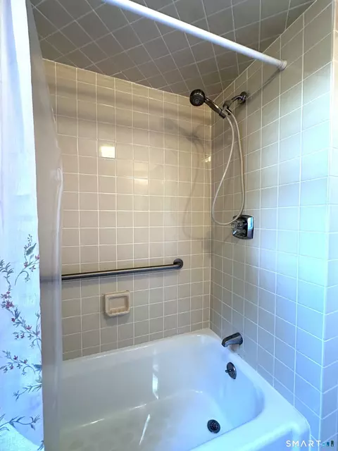 Bath - 344 Alling St, Berlin, CT 06037 photo 3 of 4