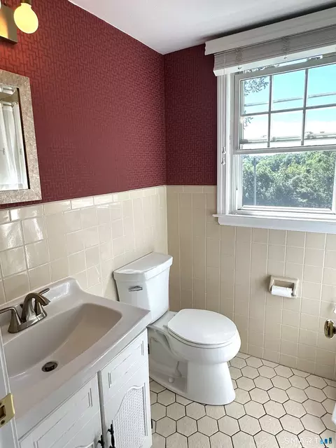 Bath - 344 Alling St, Berlin, CT 06037 photo 1 of 4