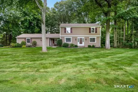 80 Ripton Parish Ln, Stratford, CT 06614