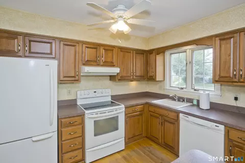 Kitchen - 1 Strathmore Ln #1, Suffield, CT 06078 photo 2 of 6