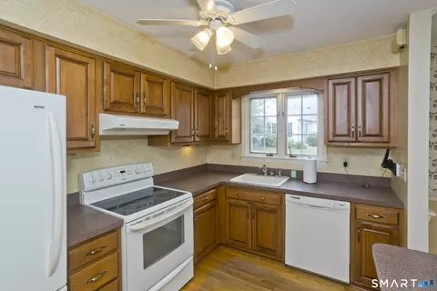 Kitchen - 1 Strathmore Ln #1, Suffield, CT 06078 photo 4 of 6