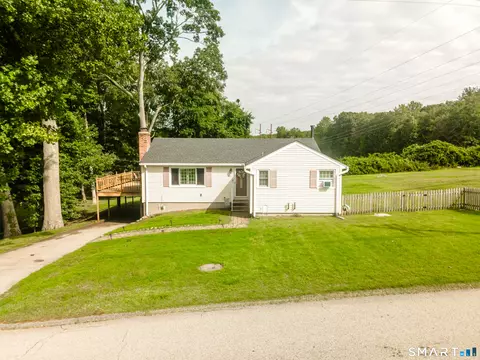 83 Woodland Dr, Uncasville, CT 06382