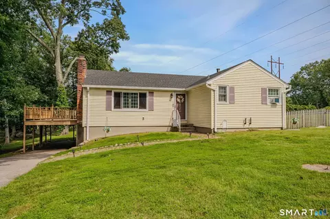 83 Woodland Dr, Uncasville, CT 06382