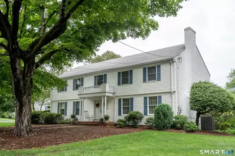 4 Manor Ln, West Hartford, CT 06107
