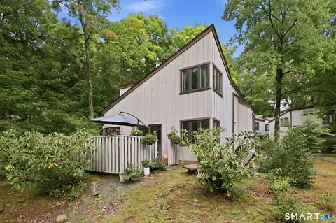 8 Staunton Ct #A, Farmington, CT 06032