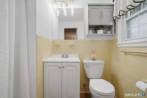 Bath - 91 Forest Dr, Wethersfield, CT 06109 photo 2 of 3