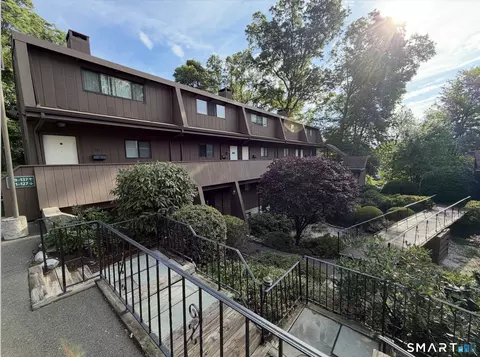 135 Knapps Hwy #135, Fairfield, CT 06825