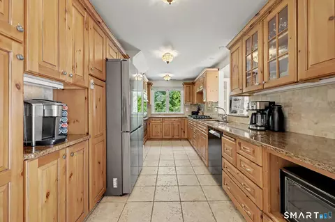 Kitchen - 18 Buttonball Trl, Norwalk, CT 06851 photo 1 of 4