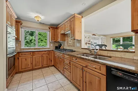 Kitchen - 18 Buttonball Trl, Norwalk, CT 06851 photo 2 of 4
