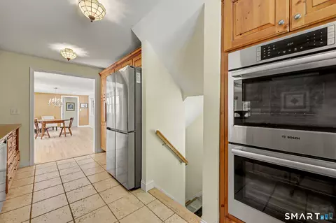 Kitchen - 18 Buttonball Trl, Norwalk, CT 06851 photo 3 of 4