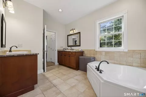 Bath - 65 Middle Rd, Preston, CT 06365 photo 2 of 4