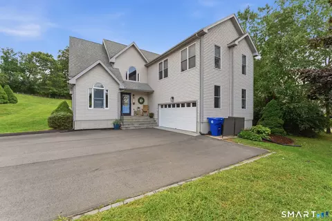 27 Giovanni Dr, Waterford, CT 06385