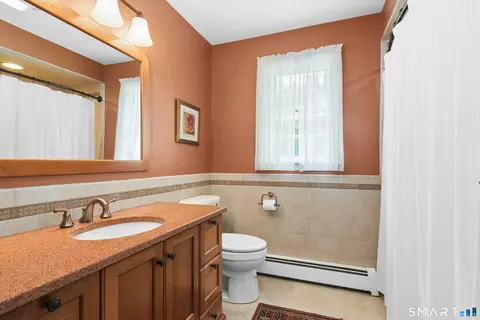 Bath - 22 Deacon Abbott Ln S, Redding, CT 06896 photo 2 of 5