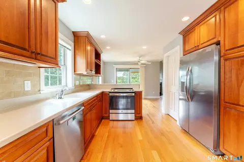 Kitchen - 4 Clarks Ln #4, Niantic, CT 06357 photo 3 of 4
