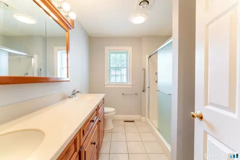 Bath - 4 Clarks Ln #4, Niantic, CT 06357 photo 1 of 3